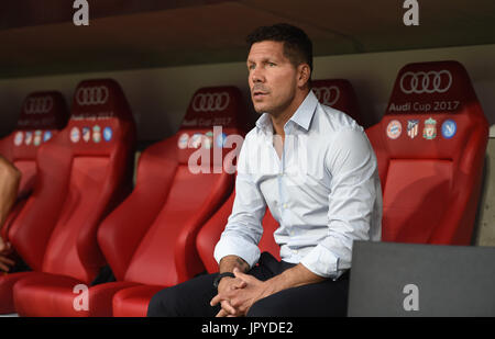 München, Deutschland. 2. August 2017. Madrids Manager Diego Simeone auf der Bank während der Audi Cup Finale Fußball match zwischen Atletico Madrid und FC Liverpool in der Allianz Arena in München, Deutschland, 2. August 2017. Foto: Andreas Gebert/Dpa/Alamy Live-Nachrichten Stockfoto