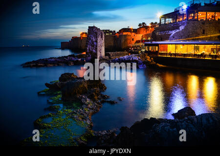 romantischen und entspannenden Blick auf das Meer bei Sonnenuntergang in Akko, israel Stockfoto