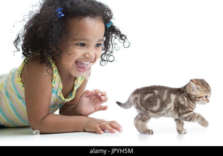 Glückliches Kind Mädchen spielen mit Kätzchen Stockfoto