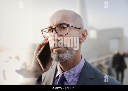 Nahaufnahme von ernsthaften Geschäftsmann reden über Handy Stockfoto