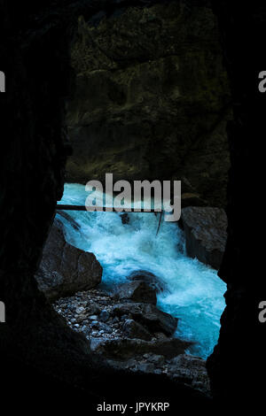 Wasser Rauschen durch die Partnachklamm-Schlucht in der Nähe von Garmisch Partenkirchen, Bayern, Deutschland Stockfoto