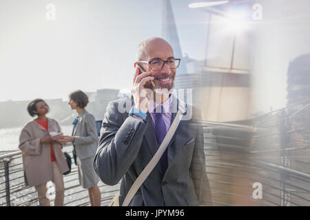 Lächelnde Geschäftsmann reden über Handy Stockfoto