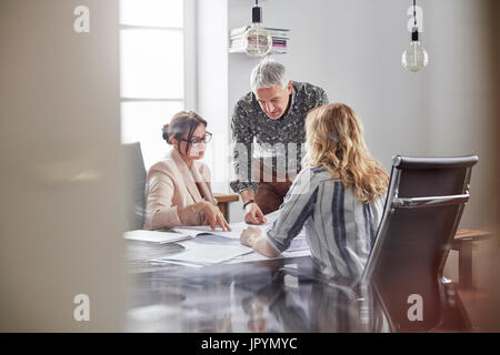 Architekten, die Überprüfung der Entwürfe im Zimmer Tagung Stockfoto