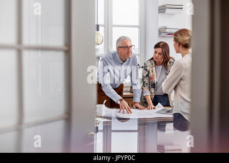 Architekten, Überprüfung, Blaupausen in Zimmer Tagung diskutieren Stockfoto