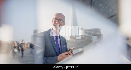 Nachdenklich Geschäftsmann mit digital-Tablette, London, UK Stockfoto