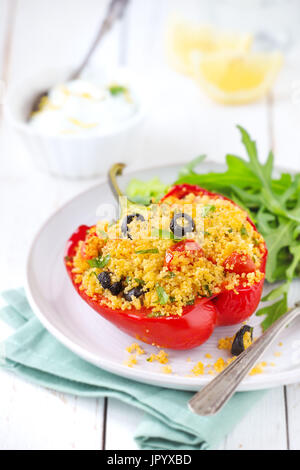 Vegetarisches Couscous gefüllte Paprika mit Rucola-Salat Stockfoto