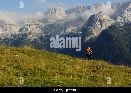 Mutter und Sohn stehen auf den Berg und genießen den Blick über die Bergwelt, er Hochland von Montasio, Julische Alpen, Friaul Julisch Venetien, Italien. Stockfoto