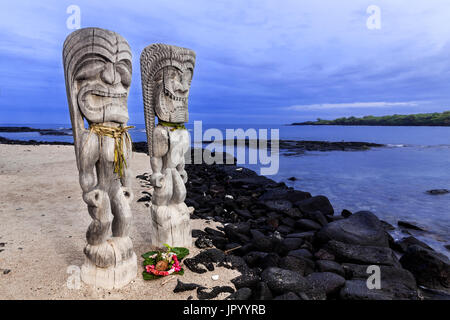 HI 00233-00 ... Hawai'i-Hale-o-Keawe (Ki'i) Holz- bilder Bewacht am Ufer des Honaunau Bucht in Pu'uhonua o Honaunau National Historic Park. Stockfoto