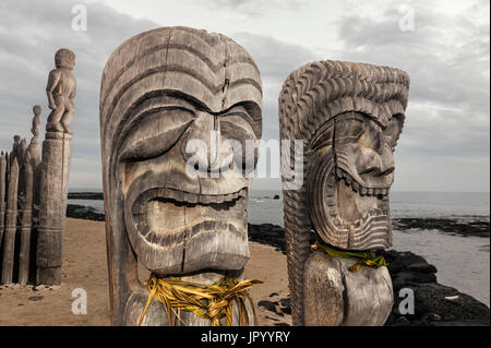 HI 00234-00 ... Hawai'i-Hale-o-Keawe (Ki'i) Holz- bilder Bewacht am Ufer des Honaunau Bucht in Pu'uhonua o Honaunau National Historic Park. Stockfoto