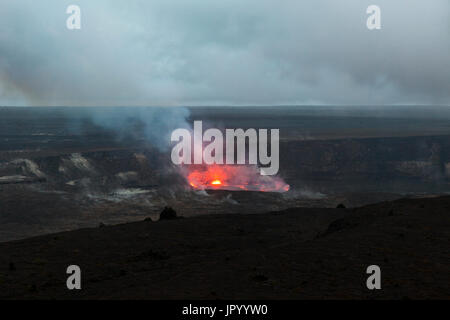 HI00243-00... Hawaii - Lava Glühen in der Halema'uma'u Krater aus dem Jaggar-Museum im Volcanoes National Park auf der Insel Hawai ' i gesehen. Stockfoto