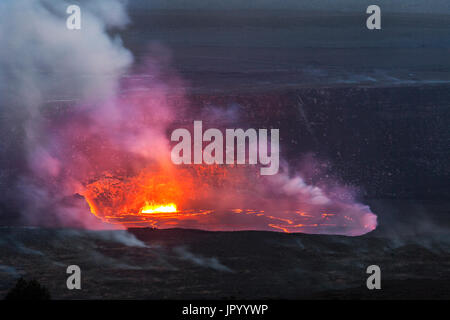 HI00247-00... Hawaii - Lava Glühen in der Halema'uma'u Krater aus dem Jaggar-Museum im Volcanoes National Park auf der Insel Hawai ' i gesehen. Stockfoto