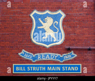 Ein Mosaik mit dem Abzeichen des Glasgow Rangers Football Club. Das Mosaik ziert die Bill Struth Main Tribüne im Ibrox Stadium, dem Heimstadion der Glasgow Rangers. Stockfoto