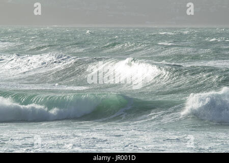 Ozean Wellen am Ufer in Cornwall. Stockfoto