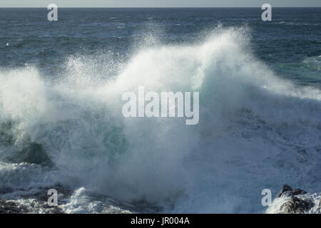 Ozean Wellen am Ufer in Cornwall. Stockfoto