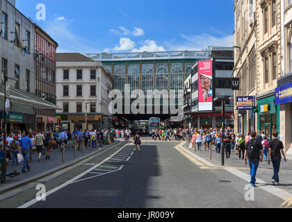 Der Blick entlang der Argyle Street in Richtung Hauptbahnhof im Stadtzentrum von Glasgow, Schottland. Stockfoto