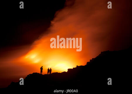 HI00278-00... Hawaii - Menschen beobachten Lava betreten das Meer aus der Pu'u O'o Lavastrom in Hawai ' i-Volcanoes-Nationalpark auf der Insel Hawai ' i Stockfoto