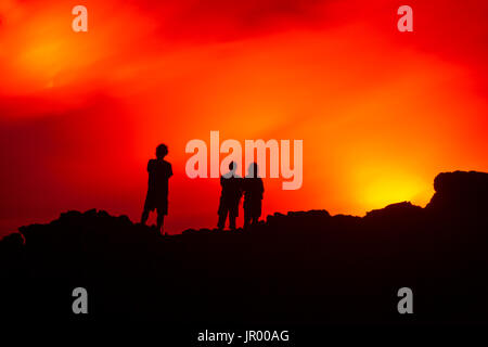 HI00280-00... Hawaii - Menschen beobachten Lava betreten das Meer aus der Pu'u O'o Lavastrom in Hawai ' i-Volcanoes-Nationalpark auf der Insel Hawai ' i Stockfoto