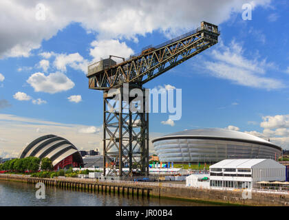 Die finnieston Kran am Ufer des Flusses Clyde in Glasgow, Schottland. Im Hintergrund ist der SSE Hydro Arena und das Clyde Auditorium. Stockfoto