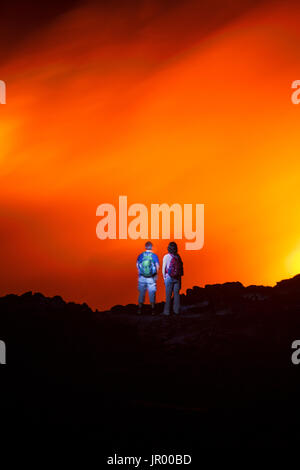 HI00282-00... Hawaii - Menschen beobachten Lava betreten das Meer aus der Pu'u O'o Lavastrom in Hawai ' i-Volcanoes-Nationalpark auf der Insel Hawai ' i Stockfoto
