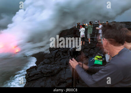 HI00284-00... Hawaii - Menschen beobachten Lava betreten das Meer aus der Pu'u O'o Lavastrom in Hawai ' i-Volcanoes-Nationalpark auf der Insel Hawai ' i Stockfoto