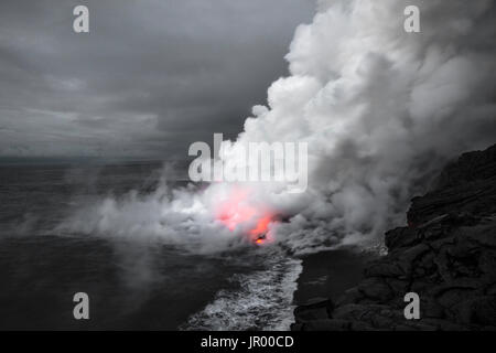 HI00288-00... Hawaii - Lava in den Ozean von der Pu'u O'o Lavastrom in Hawai ' i-Volcanoes-Nationalpark auf der Insel Hawai ' i. Stockfoto