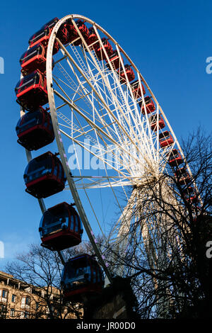 Eine bunte rote Riesenrad in Princess Street Gardens für den Weihnachtsmarkt in Edinburgh, Schottland Stockfoto