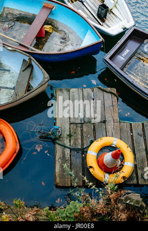 Boote gefesselt neben einander um eine Anlegestelle, von oben gesehen Stockfoto