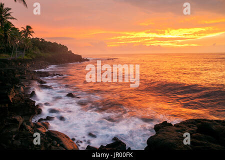 HI00311-00... Hawaii - Sonnenaufgang über dem Pazifischen Ozean entlang der Kaimu-Kaoho-Straße (Red Road) aus betrachtet. Stockfoto