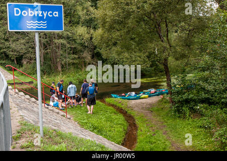 Fluss Dobrzyca, Polen - 22. August 2014: Kajakfahrer bei Kanu-Ausflug Stockfoto
