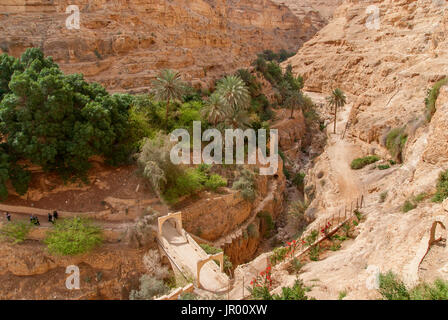 Orthodoxe Kloster St. George liegt im Wadi Qelt. Der sechsten Jahrhundert Klippe hängenden Komplex, mit seinen alten Kapelle und Gärten, ist immer noch inhabite Stockfoto