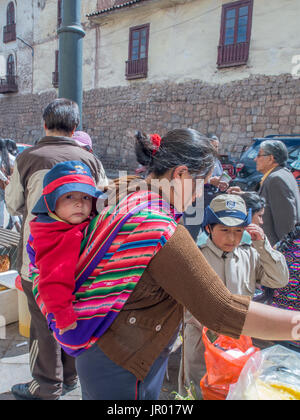 Lima, Peru - 23. Mai 2016: Frau mit dem Baby auf der Straße von Cusco. Stockfoto