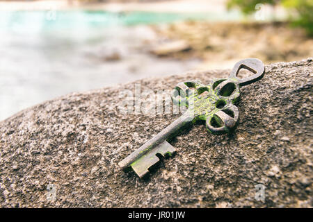 Schatz-Schlüssel verloren auf Felsen am Strand. Chance oder Mystery-Konzept. Stockfoto