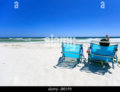 zwei Stühle an einem wunderschönen Strand Stockfoto