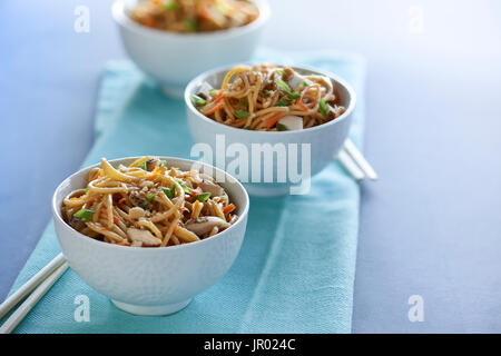 Asiatischer Salat mit Erdnusssoße Stockfoto
