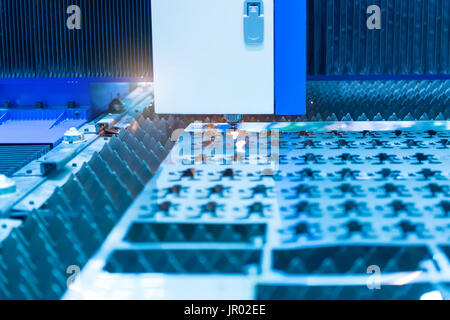 Laser-CNC Maschine während des Schneidens des Blechs geschnitten Stockfoto