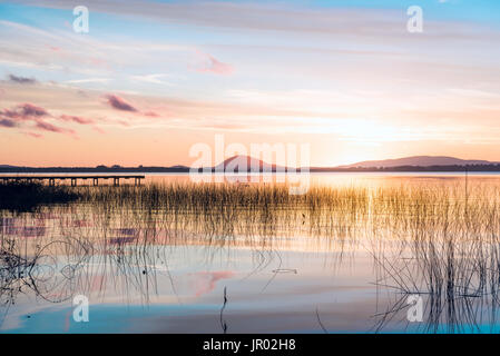 Idyllische Willow Lake (Lagune der Weide, Spanisch - Laguna del Sauce) das ist das größte Gewässer in Maldonado Abteilung von Uruguay Stockfoto