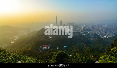 Sonnenuntergang Stadtbild von Taipeh, Taiwan als von einem Berg mit Blick auf die Metropole gesehen Stockfoto