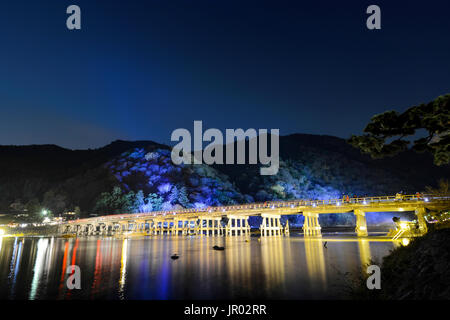 Togetsu Brücke im Katsura Fluss in der Nacht während der Dezember Beleuchtung Festival in Arashiyama, Kyoto widerspiegelt Stockfoto