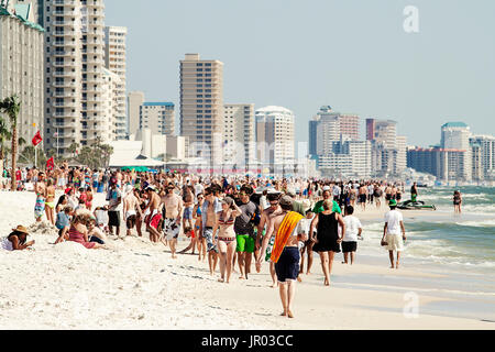 Studenten auf Spring Break zu Fuß den Strand. in Panama City Beach, Florida 2011 Stockfoto