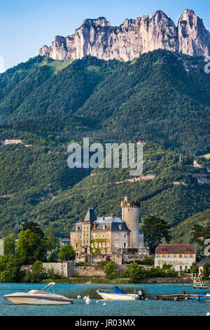 Frankreich, Departement Haute-Savoie, Ansicht von Duingt Burg (Château de Duingt) am westlichen Ufer des Lac d ' Annecy in der Stadt von Duingt vor dem Hintergrund Stockfoto
