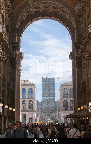 von Galleria Vittorio Emanuele Terrazza Martini zwischen den beiden identischen Gebäuden der Palazzo dell'arengario, Mailand Stockfoto