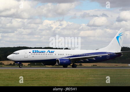 Blue Air Boeing 737-800 YR-BMF dem Start vom Flughafen London Luton, UK Stockfoto