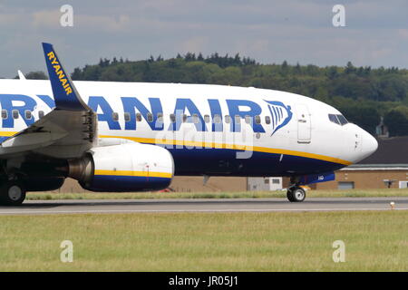 Ryanair Boeing 737-800 EI-DHD dem Start vom Flughafen London Luton, UK Stockfoto