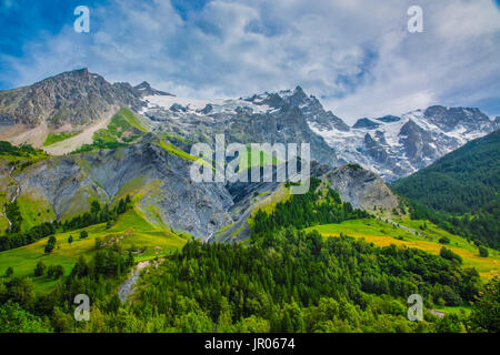 Schöne Aussicht auf La Meije Berg (3984 m) befindet sich im Massif des Ecrins in Frankreich. Stockfoto