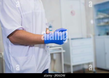 Arzt mit Latex Handschuhen. Medizin und Gesundheit-Konzept. in der Krankenstation Stockfoto