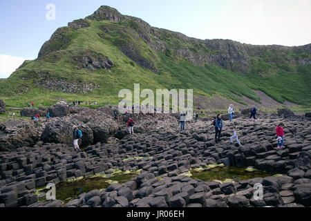 Touristen entdecken Nordirland Giants Causeway Küste und seinen berühmten basaltsäulen Naturwunder und Weltkulturerbe in Antrim entfernt Stockfoto