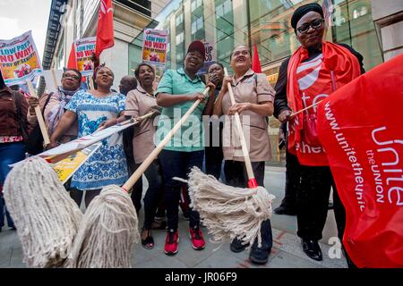 Mitglieder der Unite angestellt Serco bei Barts Health NHS Trust, streiken über die Entlohnung, protestieren außerhalb Serco Darstellung der finanziellen Ergebnisse bei JP Morgan in London. Stockfoto