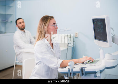 Fröhliche junge Forscher arbeiten im Labor Stockfoto