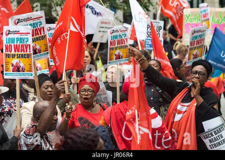 Mitglieder der Unite angestellt Serco bei Barts Health NHS Trust, streiken über die Entlohnung, protestieren außerhalb Serco Darstellung der finanziellen Ergebnisse bei JP Morgan in London. Stockfoto