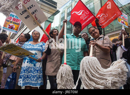 Mitglieder der Unite angestellt Serco bei Barts Health NHS Trust, streiken über die Entlohnung, protestieren außerhalb Serco Darstellung der finanziellen Ergebnisse bei JP Morgan in London. Stockfoto